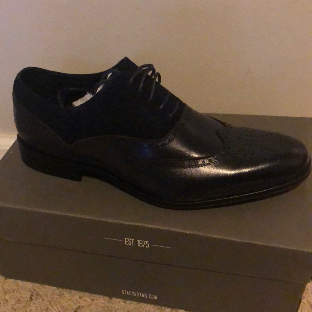 Leather and suede wingtip-Navy blue.